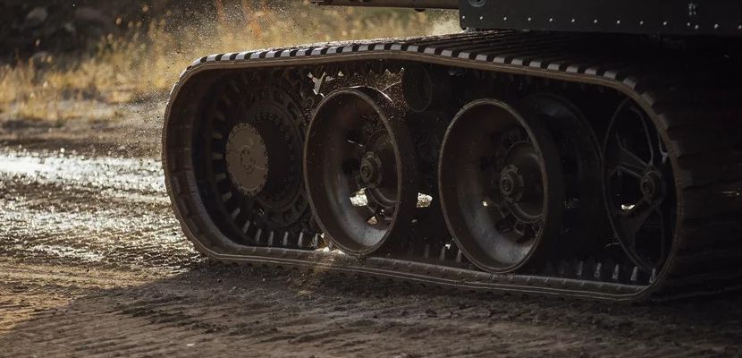 Ketten Detailaufnahme des Kettelaufwerks des Prinoth Panthers