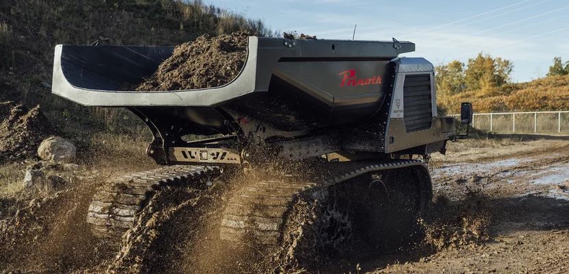Schlamm Ein Prinoth Panther fährt ungebremst durch Schlamm