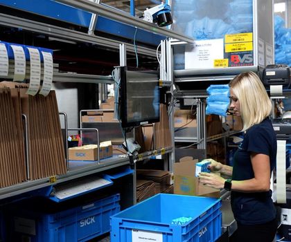 Camera-based code reading system: "Hands-free picking" for more throughput Camera-based code reading system: "Hands-free picking" for more throughput