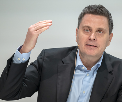Roche Jahresergebnis Thomas Schinecker, CEO der Roche-Gruppe, spricht während der Medienkonferenz zum Jahresergebnis 2024 des Pharmaunternehmens Roche.