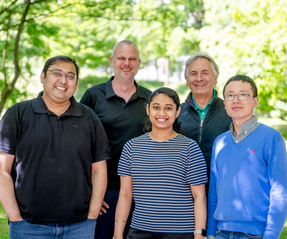 Grüner Wasserstoff - Wasserstoffproduzierender und sauerstoffstabiler Biokatalysator identifiziert Das Bochumer Forschungsteam: Chandan Kumar Das, Lars Schäfer, Subhasri Ghosh, Thomas Happe und Jifu Duan (von links).