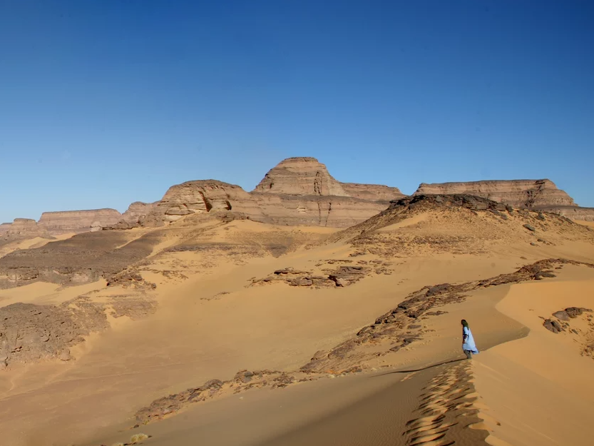 Aussicht von der Takarkori Rock Shelter in Südlibyen aus.