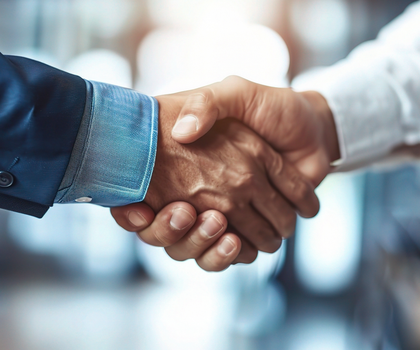 Handschlag zweier Geschäftspartner Handschlag zweier Geschäftspartner