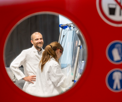 Fest zum 30-jährigen Bestehen des Innovations- und Gründerzentrums Biotechnologie (IZB) Dominik Schuhmacher von Start-Up-Unternehmen «Tubulis» steht in einem Labor, in dem nach Medikamenten gegen Krebs geforscht wird.