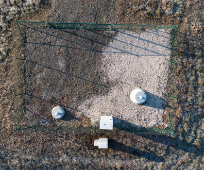 Gravimeter-Messungen in der Lausitz: Standortsuche für unterirdisches Astrophysik-Labor Ein Zaun umgibt eine Messstation des Deutschen Zentrums für Astrophysik (DZA) zur Erforschung und Entwicklung eines Untergrundlabors, des Low Seismic Lab, sowie möglicher Standort für das Einstein Teleskop (Luftaufnahme mit einer Drohne).