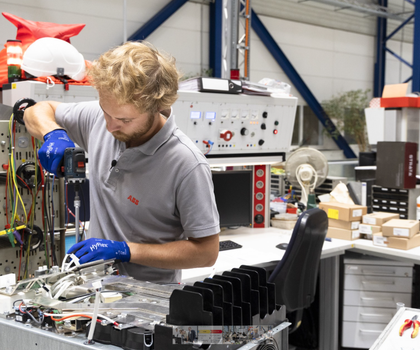 Frequenzumrichter-Training und Antriebstechnik-Kurse bei der ABB Motion University Mannheim Teilnehmer in den Präsenzkursen der ABB Motion University in Mannheim