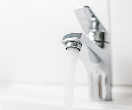 Wasser läuft aus einem Wasserhahn. Wasser läuft aus einem Wasserhahn.