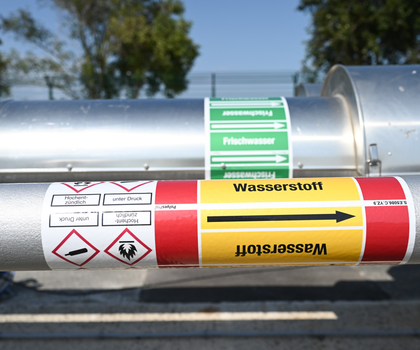 Ein Rohr mit der Aufschrift «Wasserstoff» führt aus der unterirdischen Speicheranlage des Energiekonzerns Uniper nach oben. Ein Rohr mit der Aufschrift «Wasserstoff» führt aus der unterirdischen Speicheranlage des Energiekonzerns Uniper nach oben.