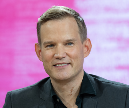 Virologe Hendrik Streeck Der Bonner Virologe Hendrik Streeck erhält den Bundesverdienstorden für besondere Leistungen für das Gemeinwesen.