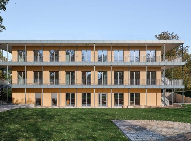 Dreigeschossiges Gebäude in modularer Holzbauweise Dreigeschossiges Gebäude in modularer Holzbauweise