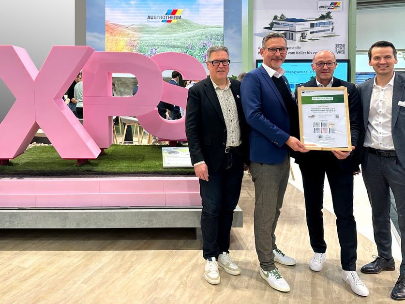 Austrotherm nahm auf der Weltleitmesse BAU in München das SHI-Zertifikat entgegen. Austrotherm nahm auf der Weltleitmesse BAU in München das SHI-Zertifikat entgegen.