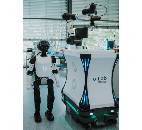 Wenn Roboter Routineaufgaben im Klinklabor übernehmen Der humanoide Roboter 'uMe' und der Service-Roboter 'uLab'