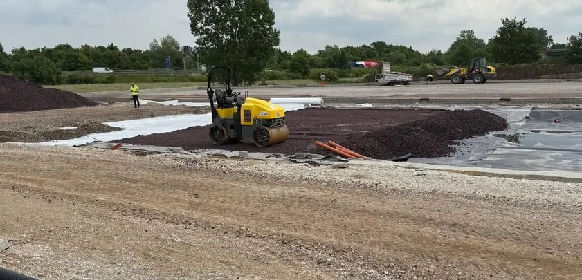 Der Systemaufbau mit Veriso RED Blähglasschotter ermöglicht vollständig befahrbare Rückhaltebecken.