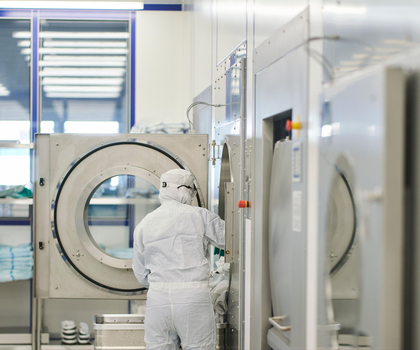 Aufbereitung von Reinraumtextilien für hochsensible Labor-Bereiche in der Wäscherei Bardusch