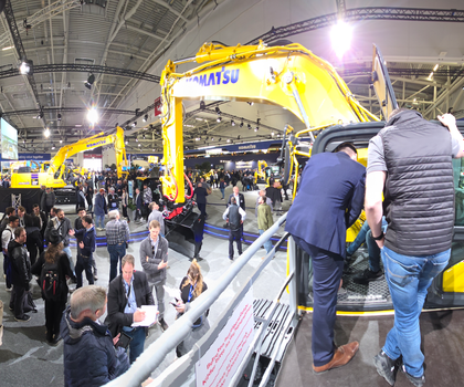 Innovationen und Herausforderungen Der Blick auf die Ausstellungshalle von Komatsu