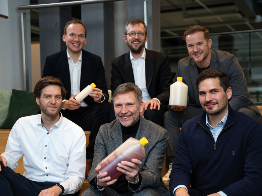 Familienunternehmen Bürkert Fluid Control Systems investiert in Startup Green Elephant Biotech (v.l.) Dr. Joel Eichmann (Geschäftsführer und Gründer Green Elephant Biotech), Hendrik Faustmann (New Business Model Development, Bürkert), Georg Stawowy (CEO Bürkert), Caspar von Schoeler (Corporate Development, Bürkert), Roman Gaida (CSO Bürkert), Felix Wollenhaupt (Geschäftsführer und Gründer Green Elephant Biotech)