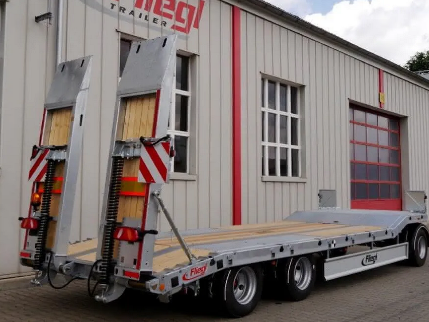 Der Dreiachs-Tiefladeanhänger DTS 300 mit einem Leergewicht ab 5.600 kg bietet Nutzlasten bis 24.400 kg je nach Ausstattung und Zubehör.