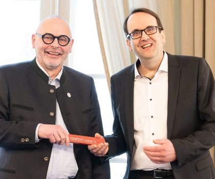 Vizepräsident Gerhard Schabhüser übergibt an Thomas Caspers