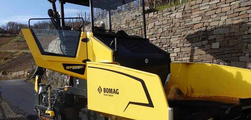 Der Bomag BF 350 ist ein kompakter City-Fertiger für innerstädtische Projekte. Mit 75 kW Leistung, bis zu 350 t/h Einbauleistung und ECOMODE-Technologie arbeitet er effizient und emissionsarm.