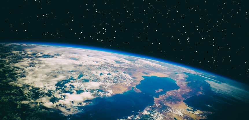 Modell zum Ozonabbau - Blick auf den Planeten Erde aus dem Weltraum. Gas, Nebel, Sterne. Blick auf den Planeten Erde aus dem Weltraum. Gas, Nebel, Sterne. Die Elemente dieses Bildes wurden von der NASA bereitgestellt.