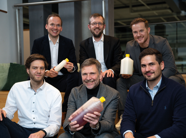 Familienunternehmen Bürkert Fluid Control Systems investiert in Startup Green Elephant Biotech (v.l.) Dr. Joel Eichmann (Geschäftsführer und Gründer Green Elephant Biotech), Hendrik Faustmann (New Business Model Development, Bürkert), Georg Stawowy (CEO Bürkert), Caspar von Schoeler (Corporate Development, Bürkert), Roman Gaida (CSO Bürkert), Felix Wollenhaupt (Geschäftsführer und Gründer Green Elephant Biotech)