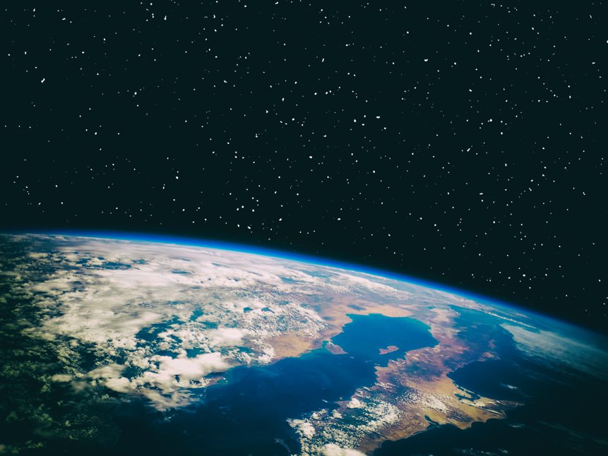 Modell zum Ozonabbau - Blick auf den Planeten Erde aus dem Weltraum. Gas, Nebel, Sterne. Blick auf den Planeten Erde aus dem Weltraum. Gas, Nebel, Sterne. Die Elemente dieses Bildes wurden von der NASA bereitgestellt.