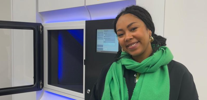 Dr. Janka Schmidt vor einem Kryo-Elektronenmikroskop Dr. Janka Schmidt vor einem Kryo-Elektronenmikroskop