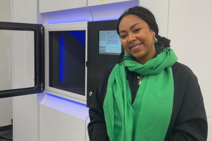 Dr. Janka Schmidt vor einem Kryo-Elektronenmikroskop