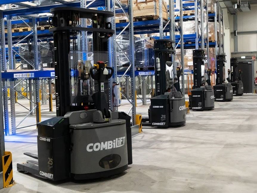 ONK also produced aisle signs made of rigid PVC foam to mark the new rows of shelves. Because Cybertrading uses hybrid forklifts in the new warehouse, 20 percent additional storage capacity was gained. ONK also produced aisle signs made of rigid PVC foam to mark the new rows of shelves. Because Cybertrading uses hybrid forklifts in the new warehouse, 20 percent additional storage capacity was gained.