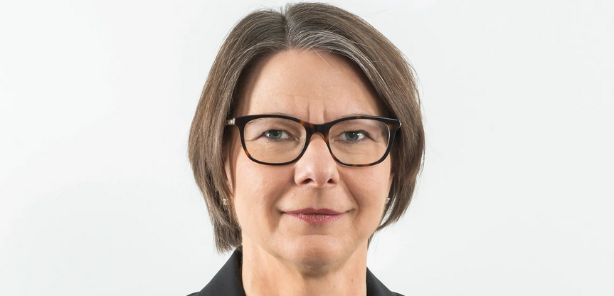Wirtschaftsjuristin Regina Mühlich blickt freundlich in die Kamera