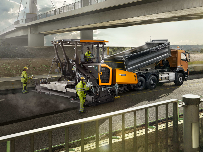 Der Ammann ABG 7820 bietet mit einer Fertigungsbreite von bis zu 11 Metern eine hohe Produktivität für große Straßenbauprojekte. Dieser langlebig konstruierte Fertiger überzeugt mit einer einfachen Bedienung der Bohle durch ein übersichtliches Bedienpult. Dank intuitiver Bedienelemente, modernster Bohlentechnologie und hervorragender Sicht liefert er Schicht für Schicht erstklassige Qualität.