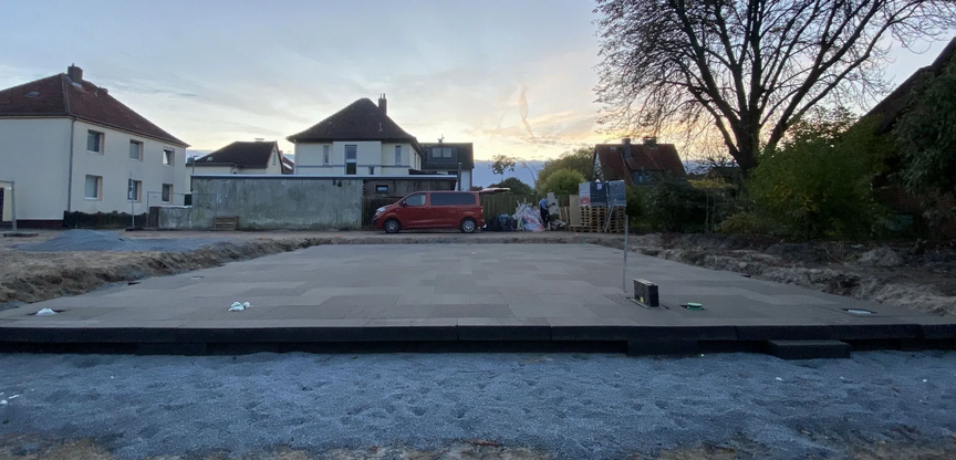 Glapor Schaumglas ersetzt Beton-XPS-Bodenplatten mit einer monolithischen, vollständig kreislauffähigen Lösung aus 100 % Recyclingglas. Das Material ist extrem druckfest, stauchungsfrei, feuchteunempfindlich, nicht brennbar und dauerhaft formstabil.