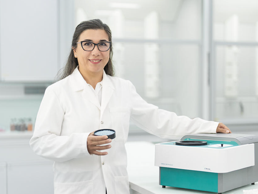 Labormitarbeiterin am vorkalibrierten NIR-Spektrometer Labormitarbeiterin am vorkalibrierten NIR-Spektrometer