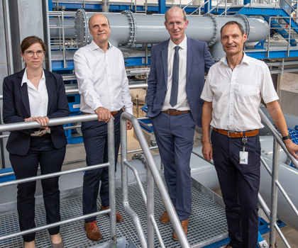 Die Verantwortlichen beim Abschluss der Modernisierung im Wasserwerk Halingen. Mit der Inbetriebnahme der Weitergehenden Aufbereitungsanlage (WAA) ist die Ausstattung aller fünf Wasserwerke von Wasserwerke Westfalen mit zusätzlichen technischen Reinigungsstufen abgeschlossen.