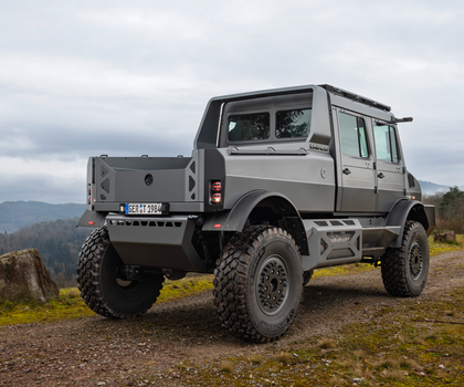 Unimog Eine Luxusvariante des Unimogs in einer Berglandschaft