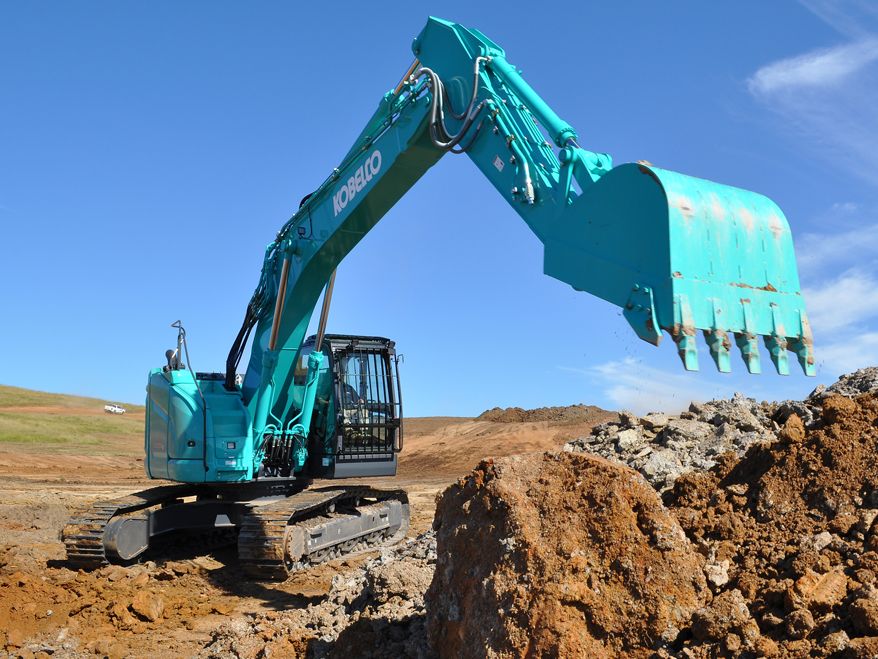 Mit optionalem Planierschild wird der Kurzheckbagger Kobelco SK380SRLC noch vielseitiger einsetzbar. Ein Kurzheckbagger Kobelco SK380SRLC in Aktion