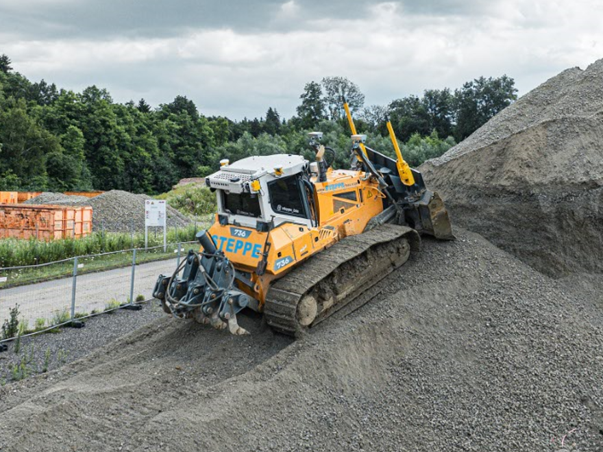 Die Liebherr-Planierraupe PR 736 zeigt sich im Einsatz besonders produktiv.