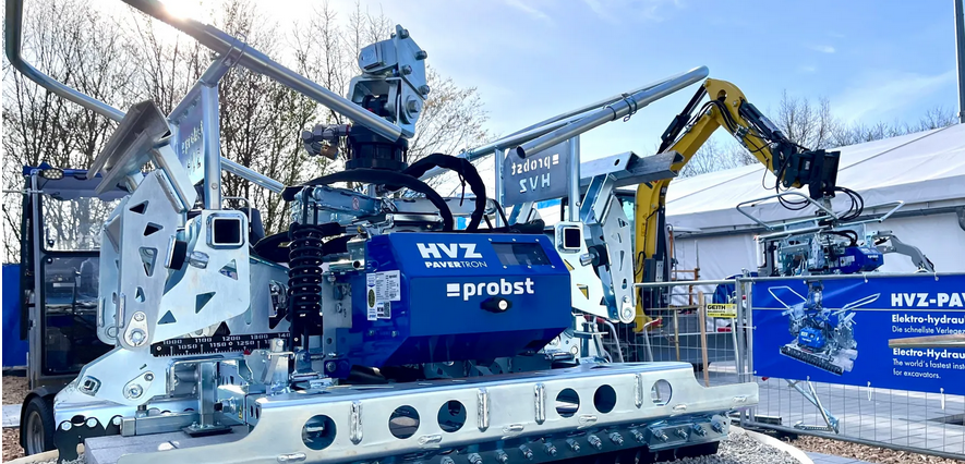 Die HVZ-Pavertron ist die erste elektronisch-hydraulische Pflasterzange mit zehn Programmen und beschleunigt den Verlegeprozess auf unter 4,5 Sekunden pro Zyklus.