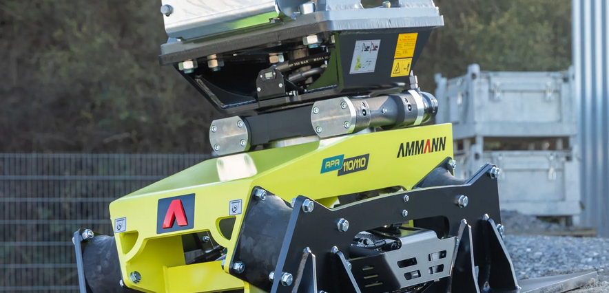 Ammann hat mit dem APA 110/110 und den APA 90/110 zwei neu entwickelte Anbauverdichter vorgestellt. Die flach konstruierten Maschinen reduzieren mit ihrem Dreiwellenerreger die Schwingungsbelastung für Trägermaschine und Bediener indem sie die Verdichtungsleistung gerichtet in den Boden leiten.