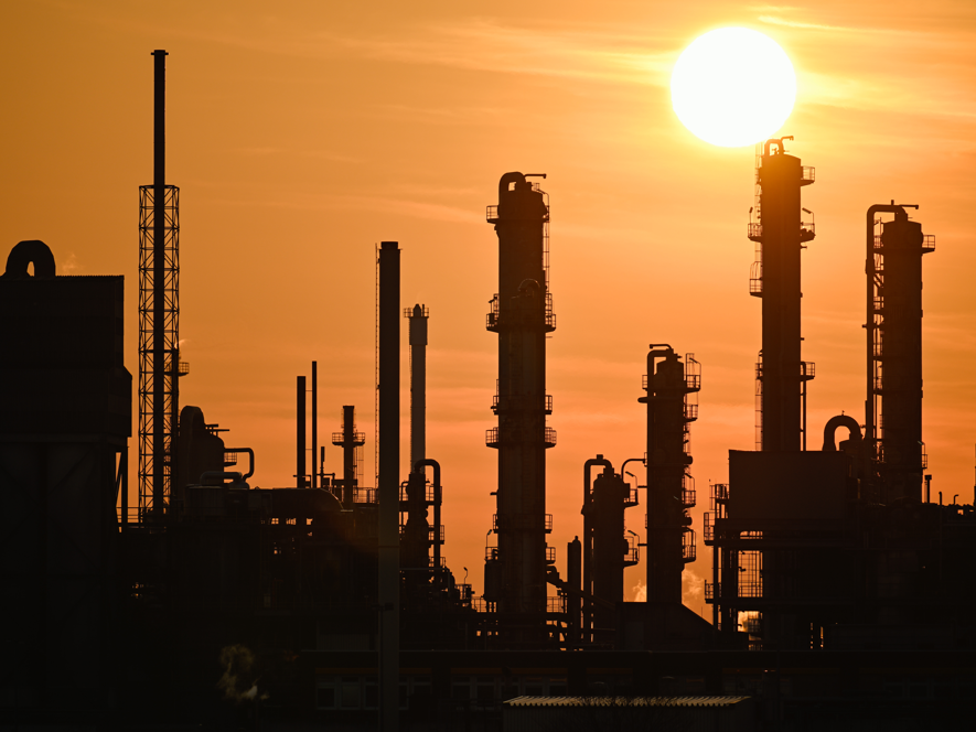 Geht es in der Chemie- und Pharmaindustrie wieder aufwärts? Die Sonne geht hinter Industrieanlagen auf dem Gelände des Chemieunternehmens BASF unter.