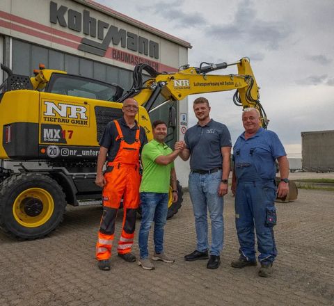 Die Verterter von Hydrema und der NR-Unternehmensgruppe bei der Übergabe des MX17G Die Verterter von Hydrema und der NR-Unternehmensgruppe bei der Übergabe des MX17G