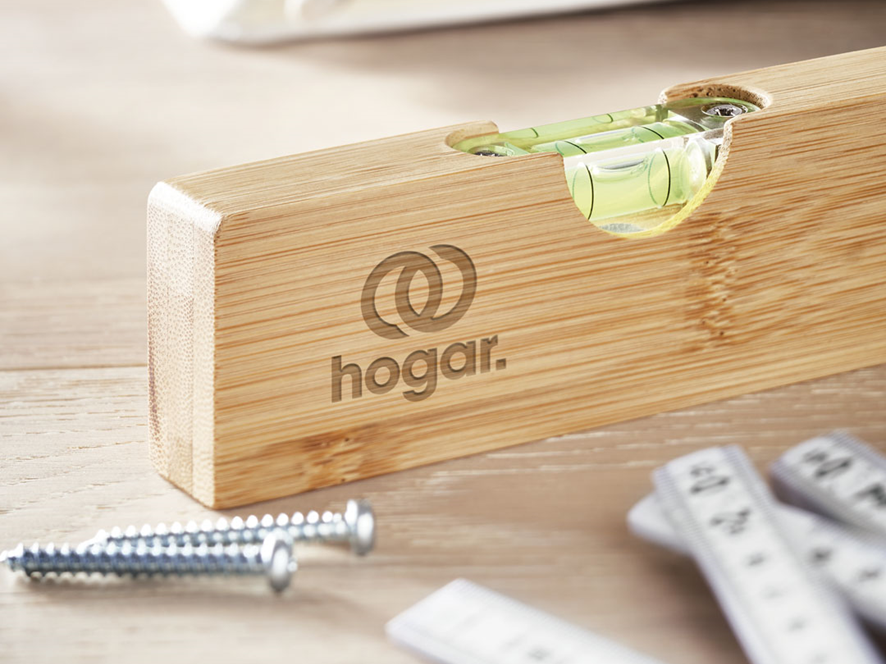 Gift Campaign: Messen - Werbegeschenke stärken die Kundenbindung Eine Wasserwaage aus Holz, an deren Seite das Logo des jeweiligen Bauunternehmens eingraviert werden kann