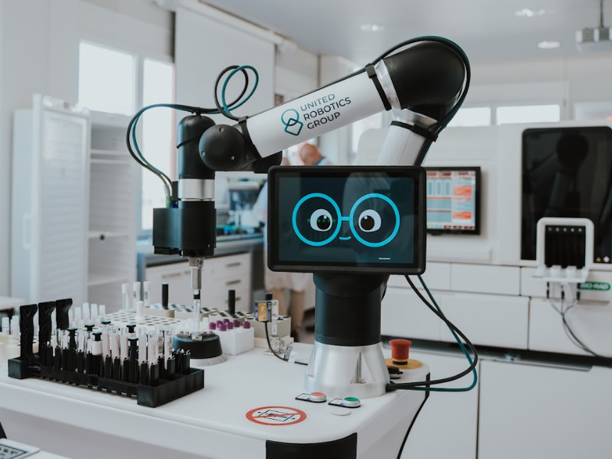Service-Roboter ulab Mobile von der United Robotics Group im Kliniklabor