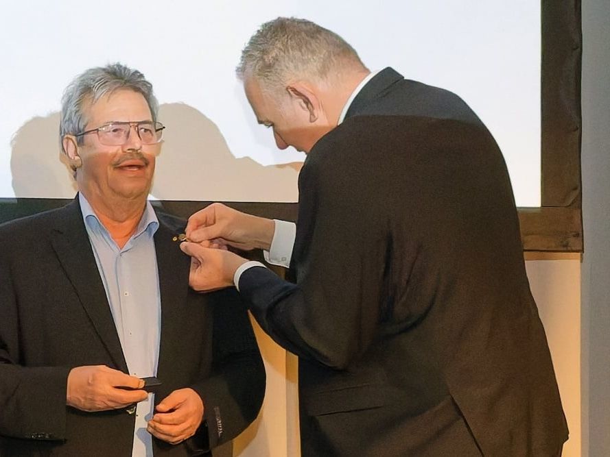 ZVDH-Präsident Dirk Bollwerk (r.) und Dachdeckermeister Herbert Gärtner ZVDH-Präsident Dirk Bollwerk (r.) und Dachdeckermeister Herbert Gärtner