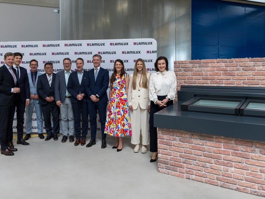Zu der Eröffnung des neuen Lamilux-Werks kamen zahlreiche Gäste aus Politik und Wirtschaft Zu der Eröffnung des neuen Lamilux-Werks kamen zahlreiche Gäste aus Politik und Wirtschaft