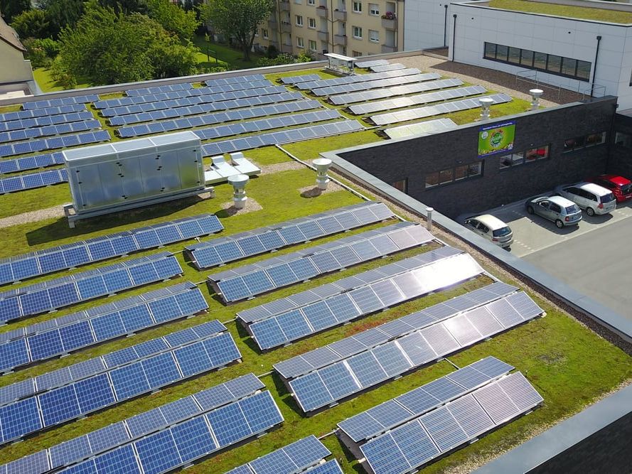 Sika SolarMount-1 kann in Süd- und Ost‑West‑Ausrichtung installiert werden Sika SolarMount-1 kann in Süd- und Ost‑West‑Ausrichtung installiert werden