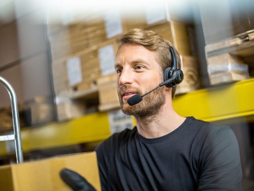Kommissioniertechnik: Pick-by-Voice-Lösung mit Wearable Scannern