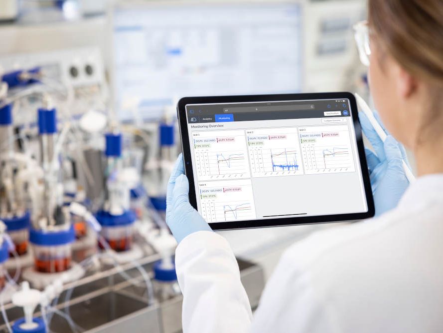 Cloud-basierte Software zur Bioprozessentwicklung wir auf Tablet genutzt
