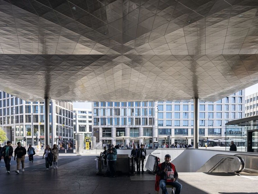 Vordach Hauptbahnhof Ulm mit Dreiecksschindeln
