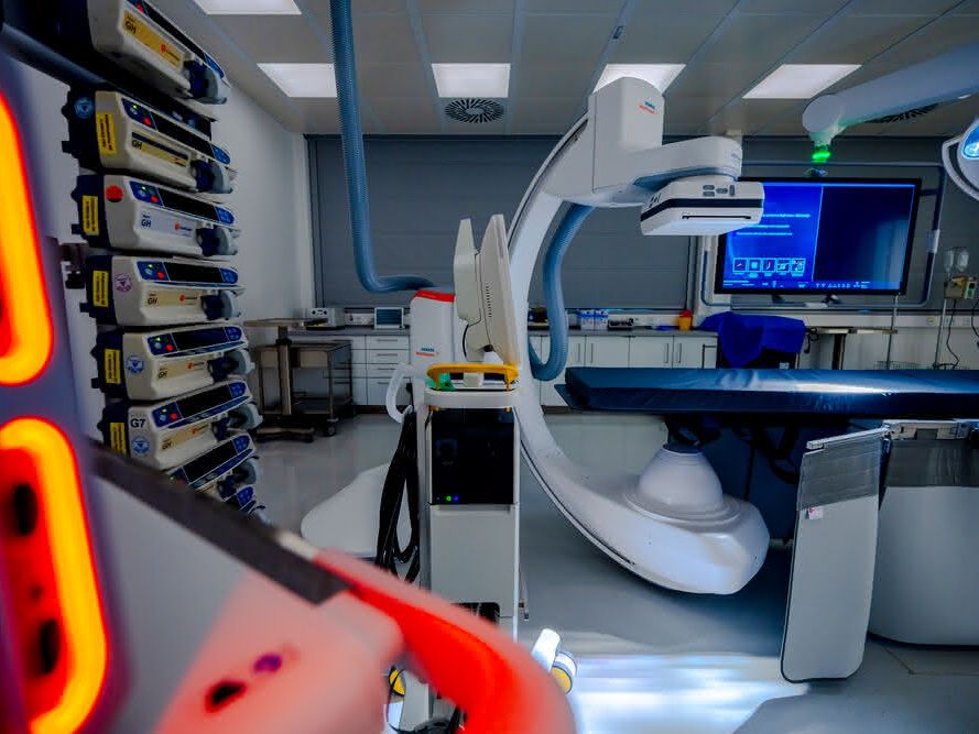 Raum für Herzkathederuntersuchungen mit C-Bogen Röntgengerät im ICON (Interfaculty Center for Endocrine and Cardiovascular Disease Network Modelling and Clinical Transfer)